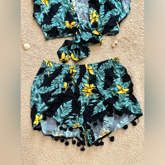 Brand New Tropical Print Two-Piece Set - Size L - Picture 3 of 3